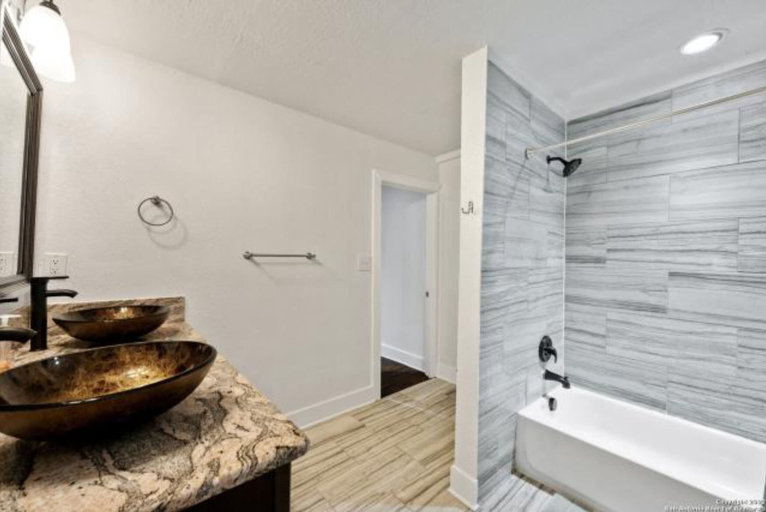 Bathroom 3, Experience Serenity in a 4br/3ba Downtown Home, Bexar
