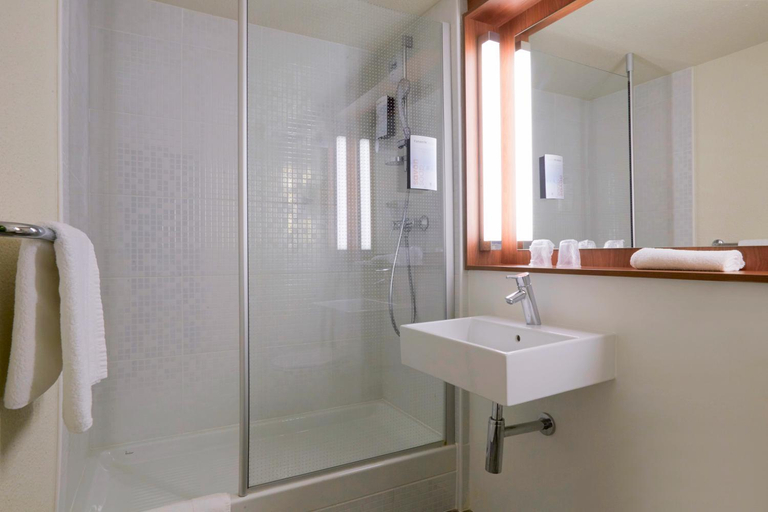 Bathroom 4, Campanile Villejust Za Courtaboeuf Hotel, Essonne