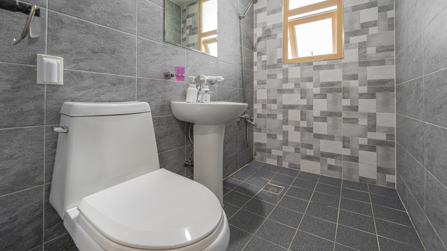 Bathroom 3, Gangneung Basecamp Pension, Gangneung