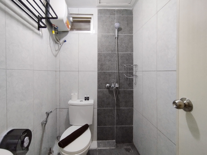 Bathroom 5, Modern 2BR Apartment at Suites @Metro By Travelio, Bandung