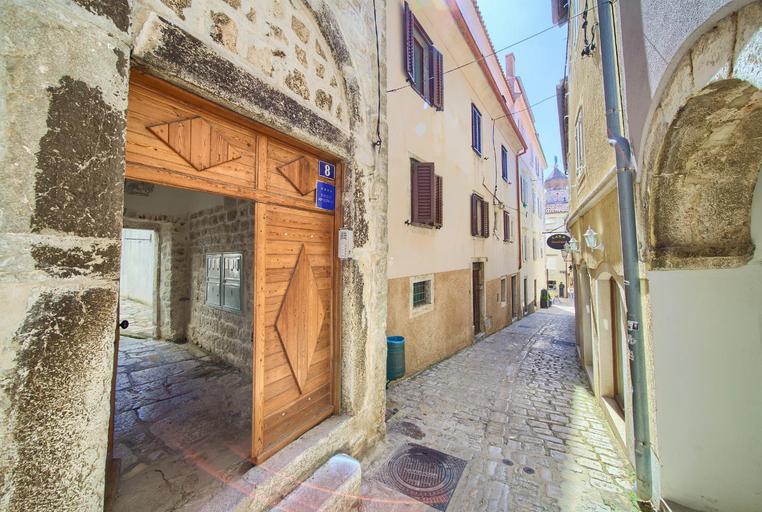 Entrance, Hrast, Krk