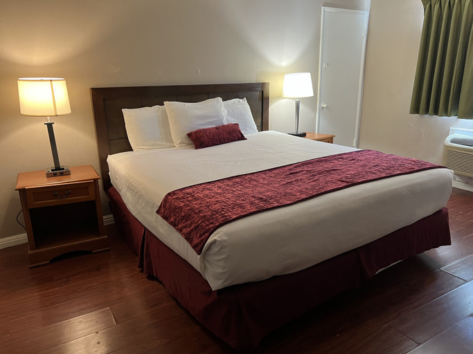 Bedroom 4, Hometown Inns North Hills, Los Angeles