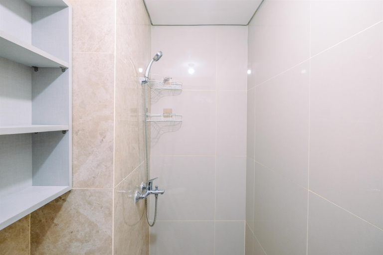 Bathroom 5, Good and Nice 2BR at Transpark Cibubur Apartment By Travelio, Depok