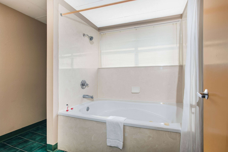 Bathroom 3, Super 8 by Wyndham Sevierville Riverside, Sevier