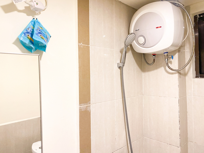 Bathroom 1, Modern Stay 2BR at Meikarta Apartment By Travelio, Cikarang