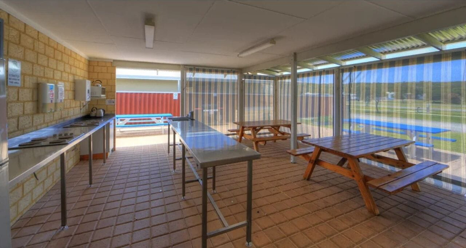 Private kitchen, Tasman Holiday Parks - Ledge Point, Gingin