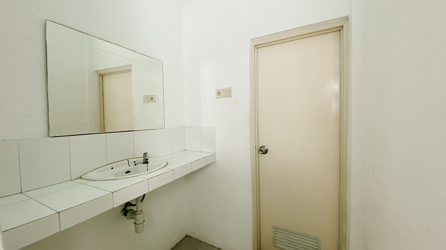 Bathroom, Dormitory Sritanjung By Metric, Banyuwangi