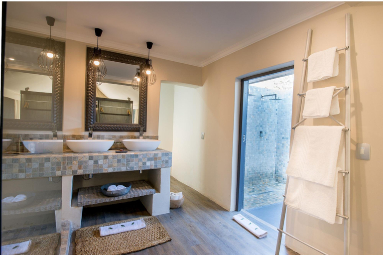 Bathroom 5, Simbavati River Lodge, Ehlanzeni
