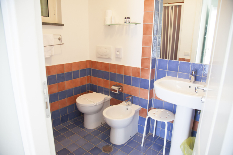 Bathroom 4, Medea Beach Resort, Salerno