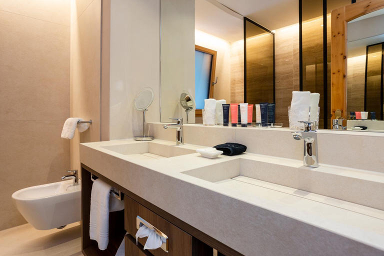 Bathroom 2, Romantik Hotel Oberwirt, Bolzano