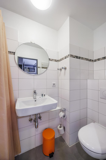 Bathroom 3, Hotel Luetzow, Berlin