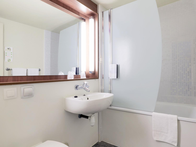 Bathroom 4, Campanile Bethune Fouquieres, Pas-de-Calais