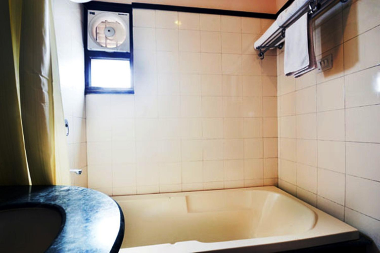 Bathroom 4, Little Chef Hotel, Kanpur Nagar