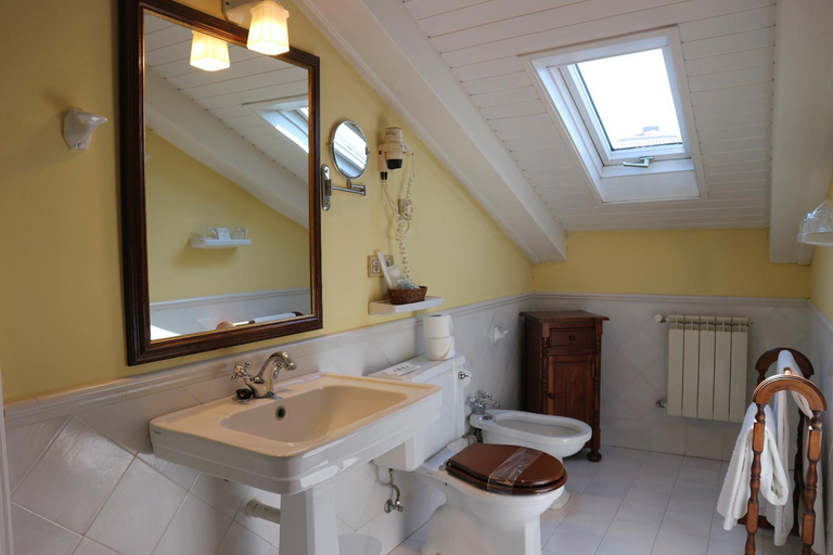 Bathroom 4, Virxe da Cerca (Pousadas de Compostela), A Coruña