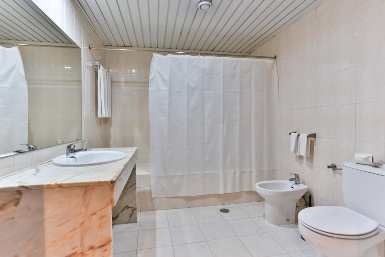 Bathroom 4, Hotel Arangues, Setúbal