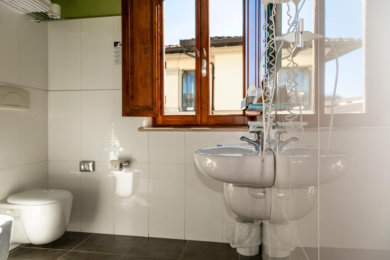 Bathroom 3, Villa Montarioso, Siena