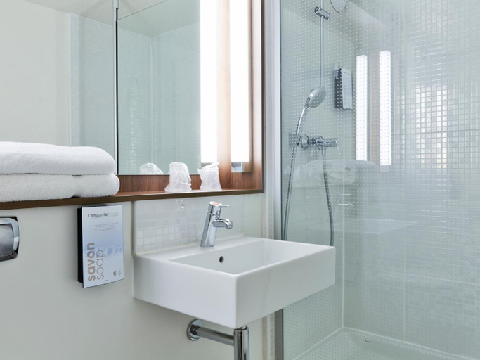 Bathroom 4, Campanile Villejust Za Courtaboeuf Hotel, Essonne