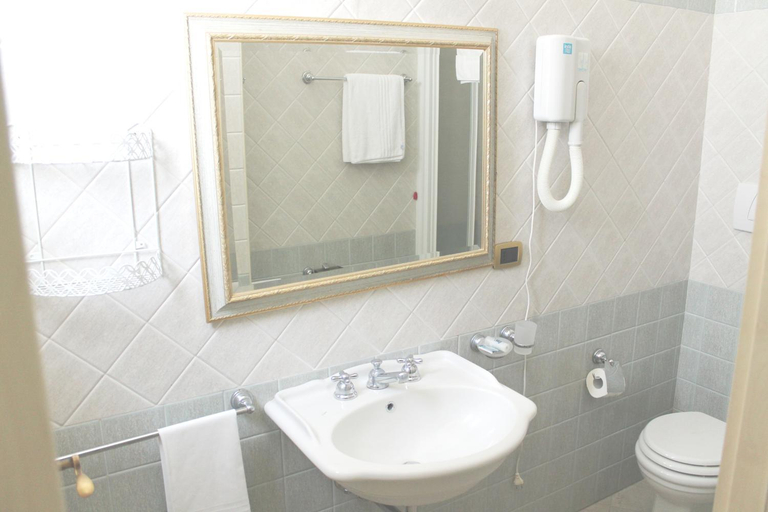 Bathroom 3, Grand Hotel Rinascimento, Campobasso
