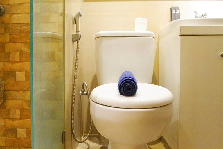 Bathroom 2, Modern Studio Apartment at Tanglin Tower Supermall Mansion By Travelio, Surabaya