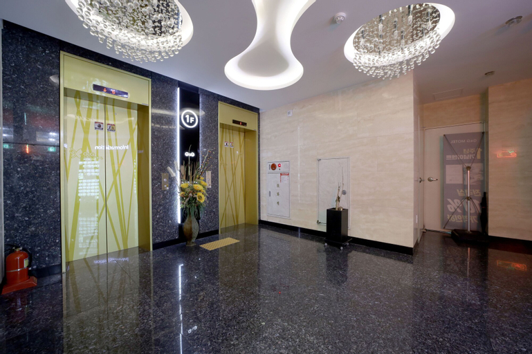 G&G Hotel, Jung