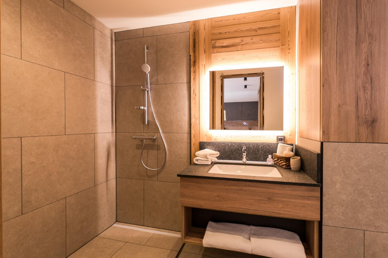 Bathroom 4, Alpin Peaks, Murau