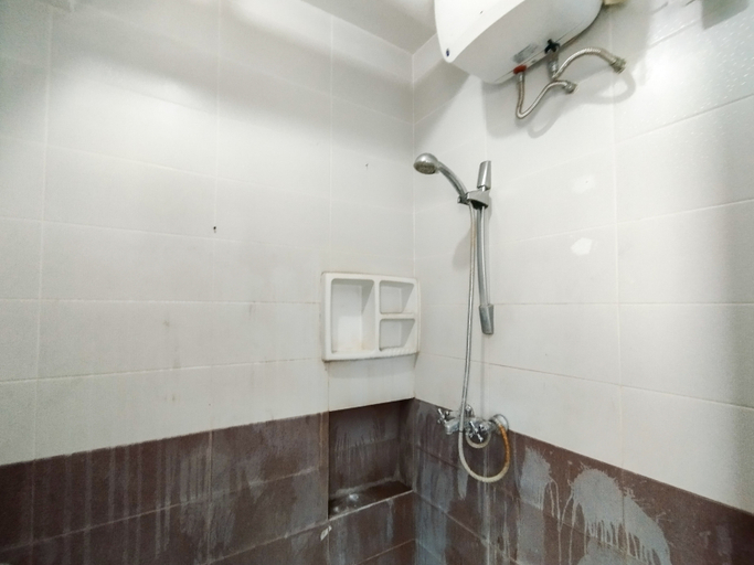 Bathroom 5, Simply 2BR at Apartment Gateway Ahmad Yani Cicadas By Travelio, Bandung