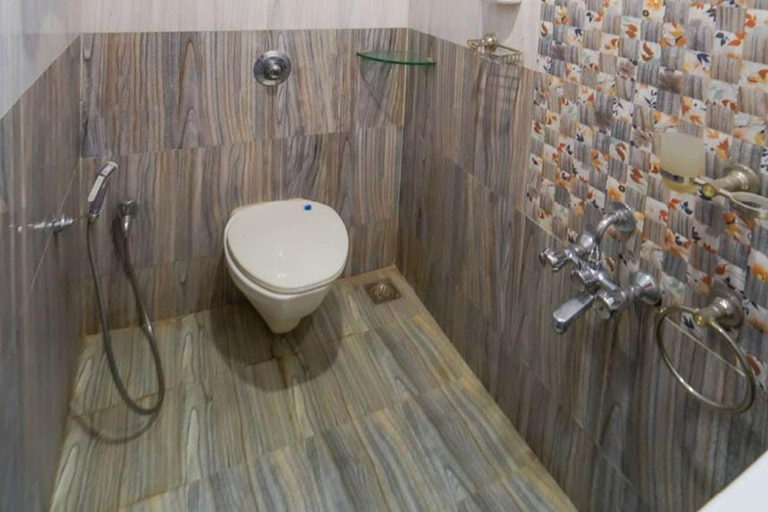 Bathroom 4, Silver Leef, Satara