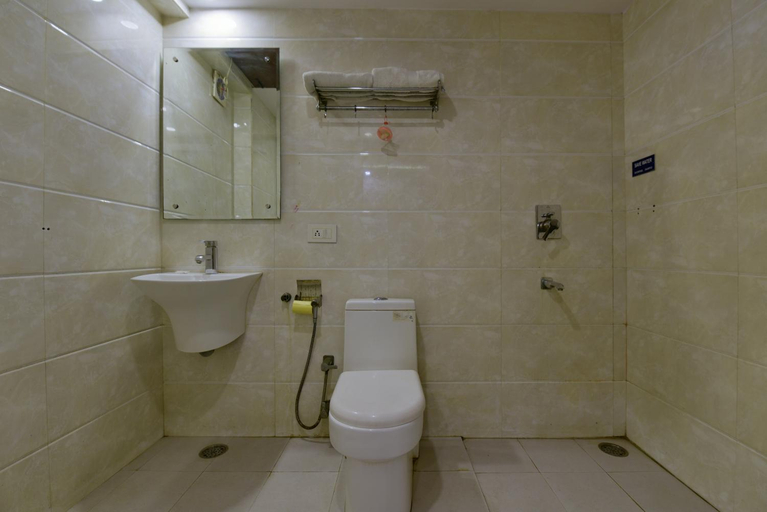 Bathroom 4, The Yuvraj by LIVIQ, Delhi
