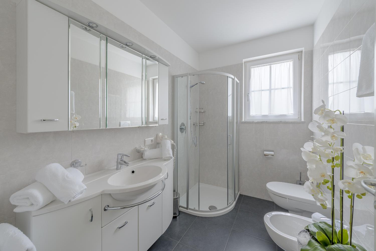 Bathroom, Quellenhof, Bolzano
