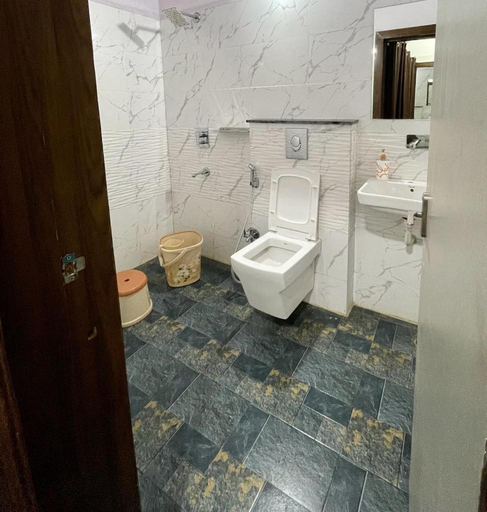 Bathroom 3, kiwi inn hotel, Indore