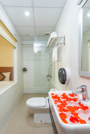 Bathroom 3, An Thuyen Hotel, Da Nang
