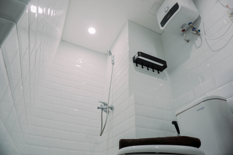 Bathroom 3, Comfortable and Homey Studio Loft at Kingland Avenue Apartment By Travelio, Tangerang