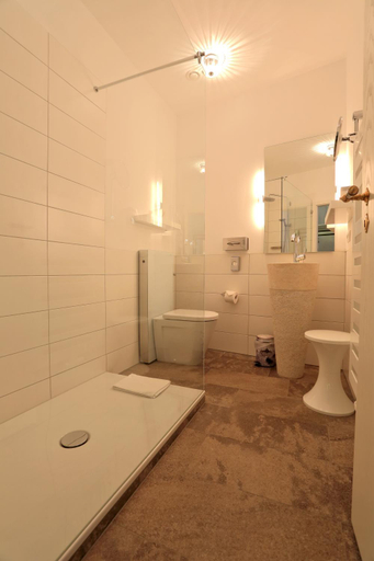Bathroom 5, Hotel Zur Schwane, Kitzingen