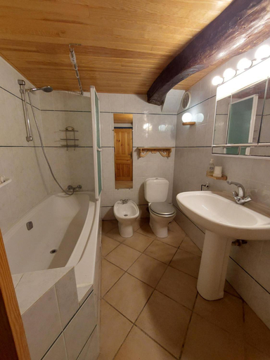 Bathroom, Chambres d'hotes climatisees Les maisons de Gaia, Aude