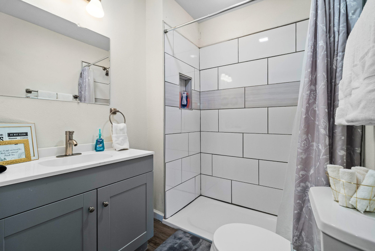 Bathroom 3, Step Into Comfort in This 3br/2ba Downtown Retreat, Bexar