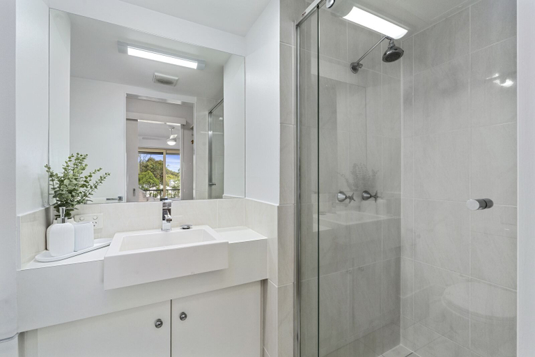 Bathroom 5, The Hill Apartments, Gold Coast