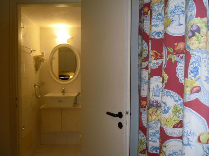 Bathroom 2, Palemilos Apartments, Crete