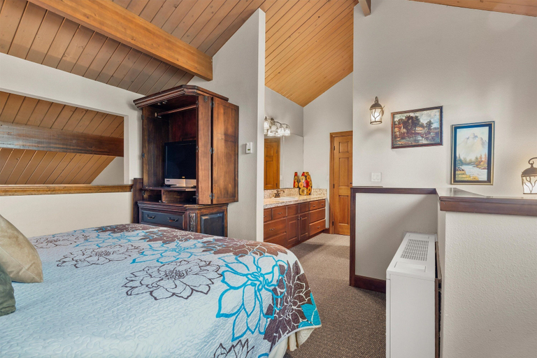Bedroom 2, Pine Haven Lodge, Deschutes