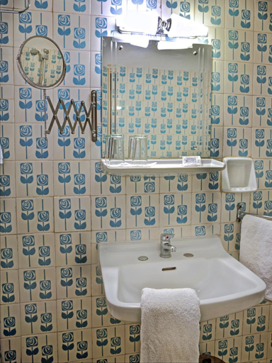 Bathroom 4, Nicola Hotel, Attica
