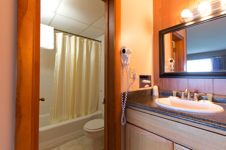Bathroom, Half Moon Motel & Cottages, Belknap