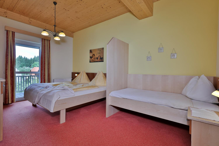 Bedroom 2, Hotel Garni Zerza, Hermagor