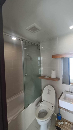 Bathroom 4, 8 Newtown Boulevard, Lapu-Lapu City