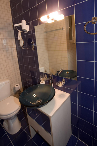 Bathroom 3, Olympic Star, West Greece