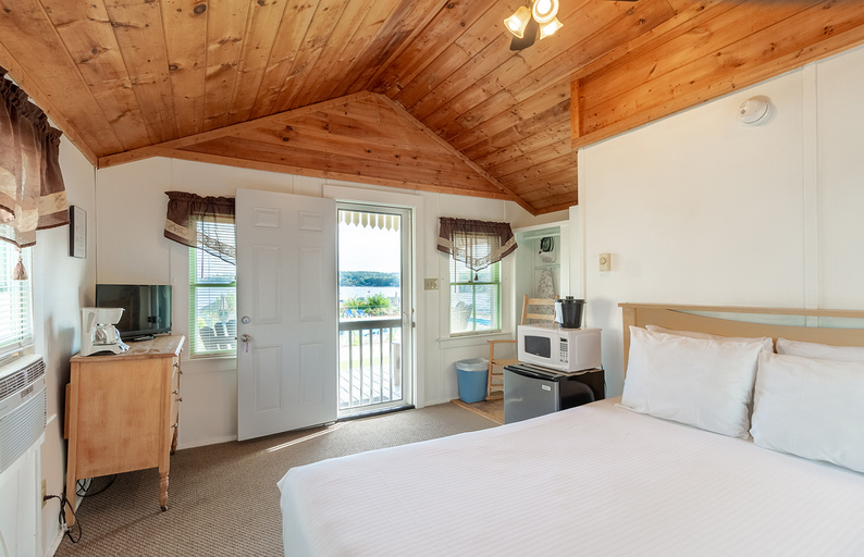 Bedroom 5, Half Moon Motel & Cottages, Belknap