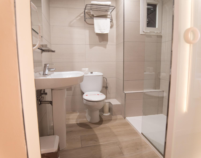 Bathroom 4, Hotel Seramar Luna-Luna Park, Baleares