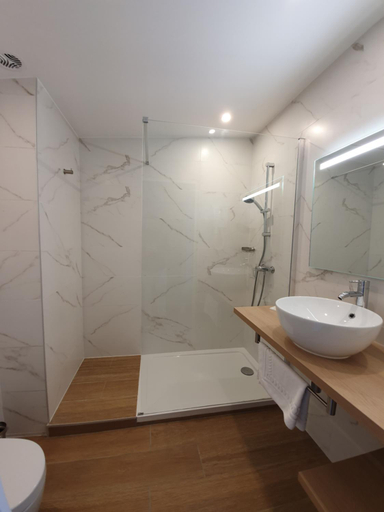 Bathroom 3, Logis Clermotel Hotel & Restaurant, Oise