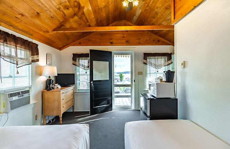 Bedroom 4, Half Moon Motel & Cottages, Belknap