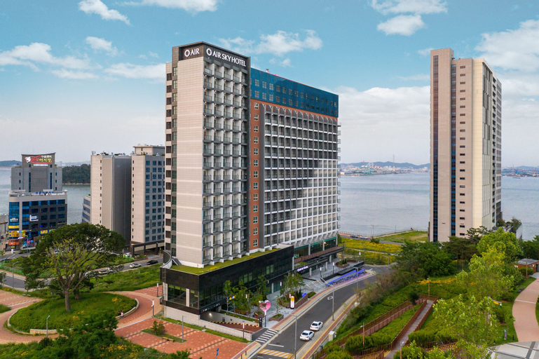 Airsky Hotel, Jung