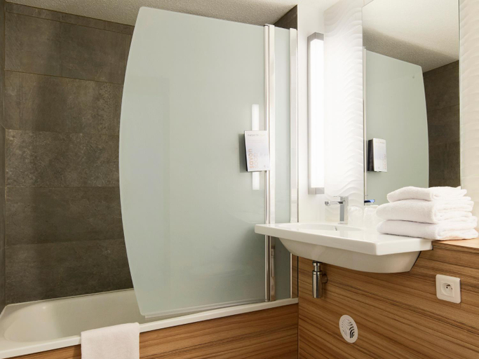 Bathroom 5, Campanile le Mans Sud - Arnage, Sarthe