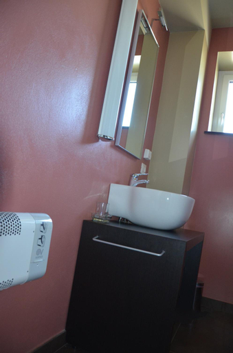 Bathroom 16